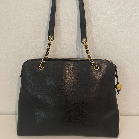 LARGE CHANEL Caviar Leather Shoulder Bag with Gold hardware - Picture 2 of 11